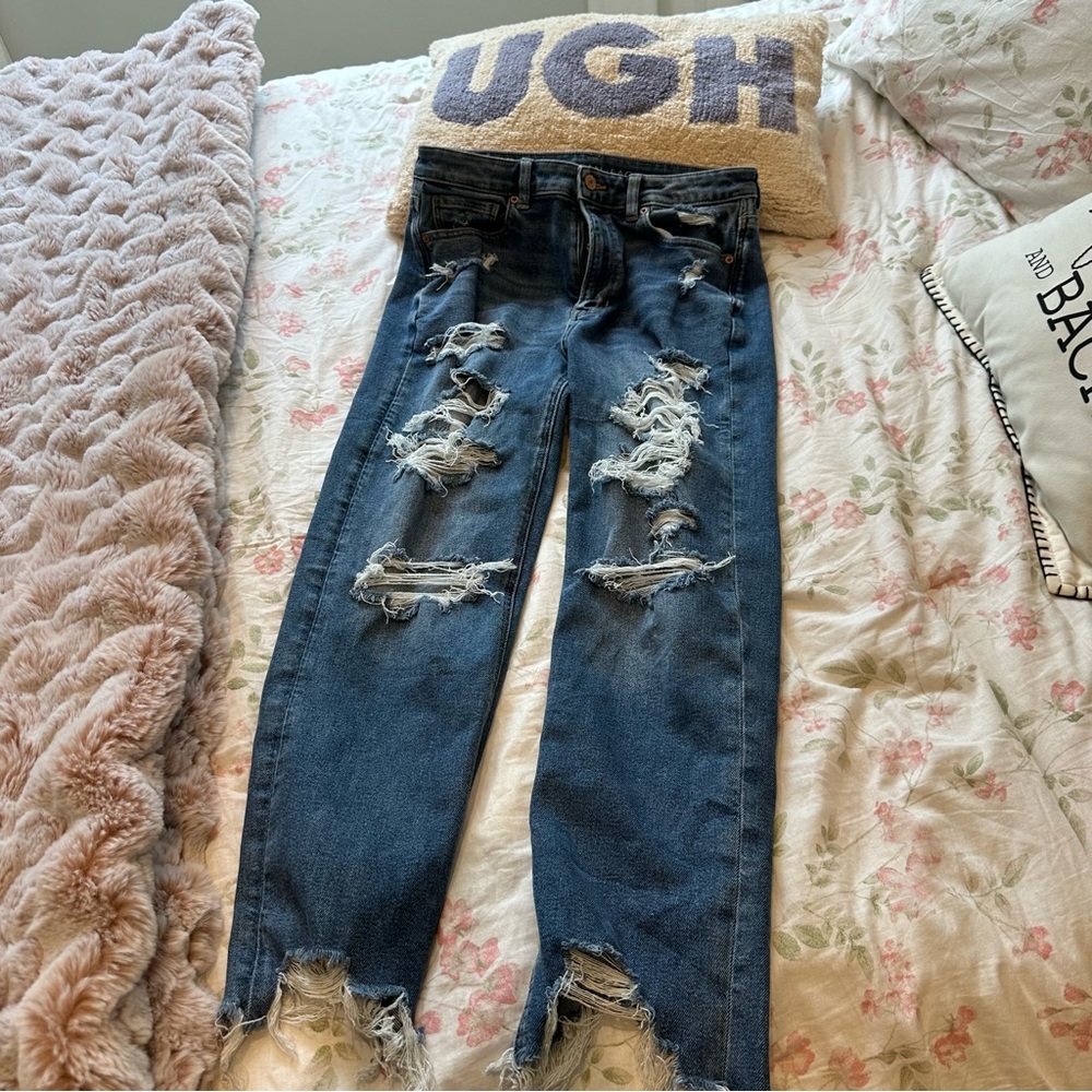 American Eagle Distressed Mom Straight Jean Size 8 Regular